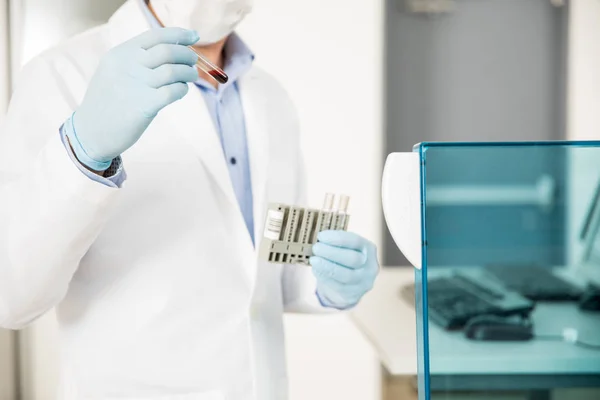 Químico a fazer análises ao sangue num laboratório — Fotografia de Stock