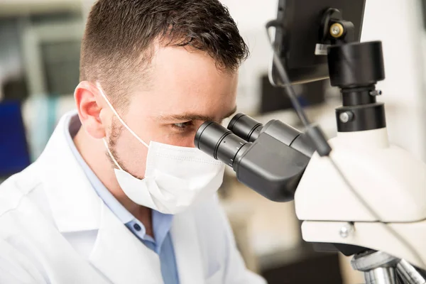 男性的化学家使用近距离的显微镜 — 图库照片