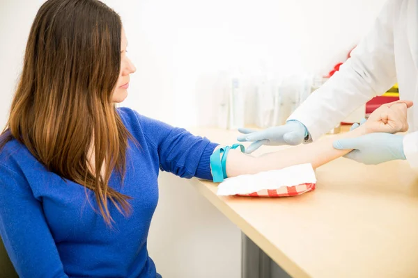 Doktor hastanın koluna bir damar bulma — Stok fotoğraf