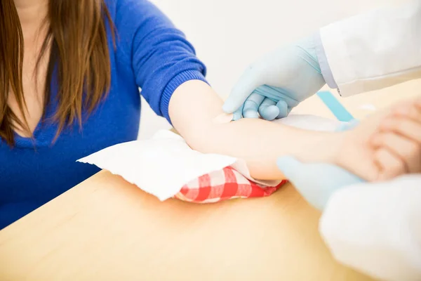 Pov de médico aplicando bandagem adesiva — Fotografia de Stock