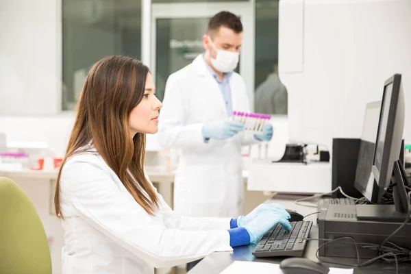 Químicos haciendo algunas pruebas en un laboratorio — Foto de Stock