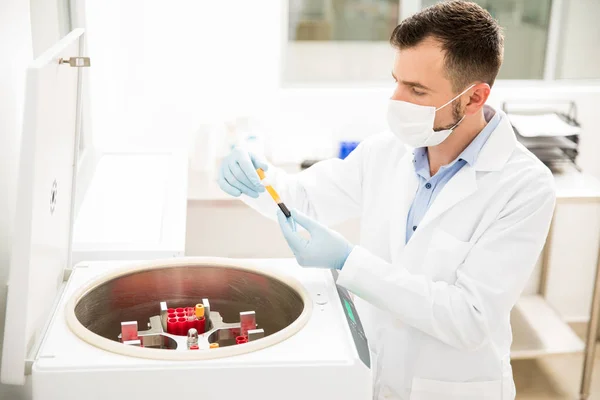 Químico masculino trabajando con una centrifugadora — Foto de Stock