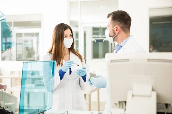 Dos químicos haciendo análisis de sangre en un laboratorio — Foto de Stock