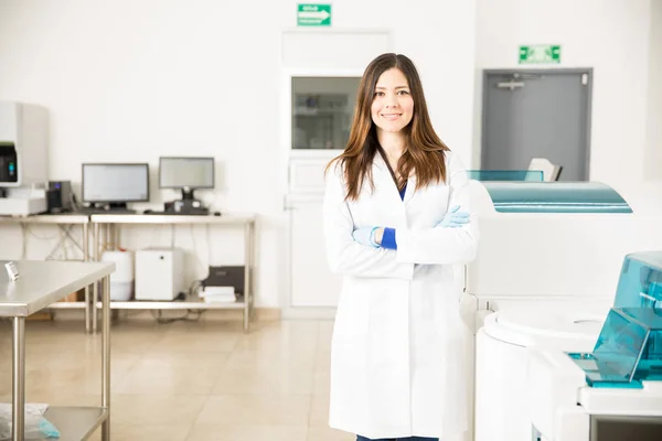 Szép hispániai női kémikus, a munka — Stock Fotó