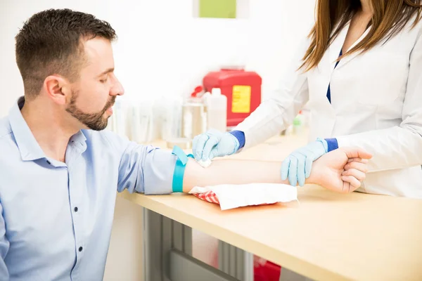 Reiben etwas Alkohol im Arm des Patienten — Stockfoto