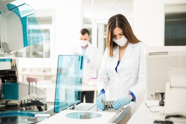 İki kimyagerler kan testleri çalıştırma 