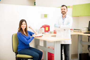 Hasta ve doktor sonra kan testi