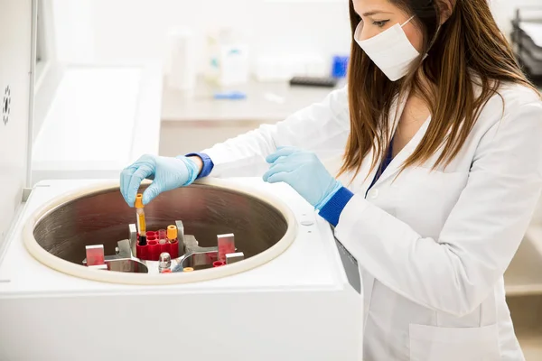 Ženské chemik v laboratoři pomocí odstředivky — Stock fotografie