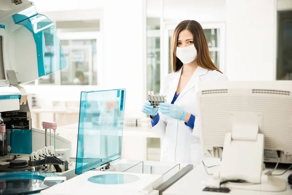 Mujer joven trabajando en un laboratorio — Foto de Stock