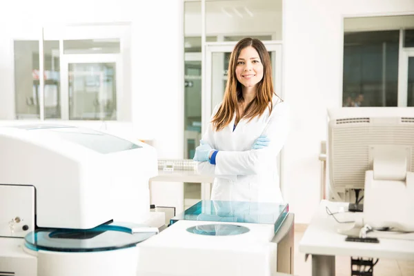 Chemist standing next to some advanced equipment — стоковое фото