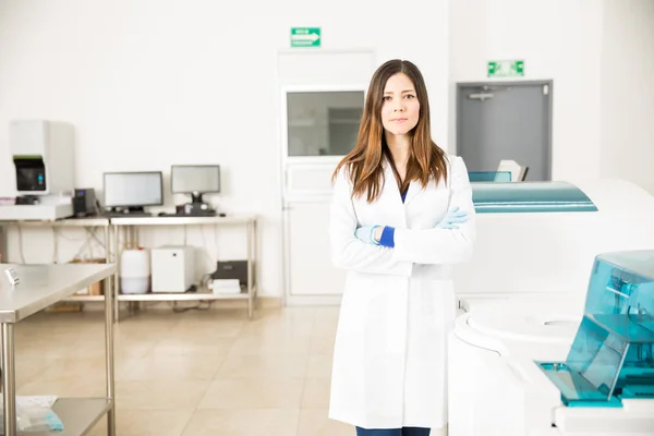 Belle chimiste féminine dans un laboratoire — Photo