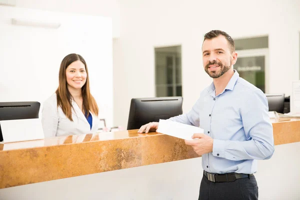 Felice paziente con i suoi risultati degli esami — Foto Stock