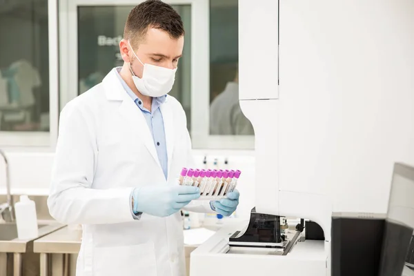 Kan testleri bir laboratuarda çalışan kimyager — Stok fotoğraf