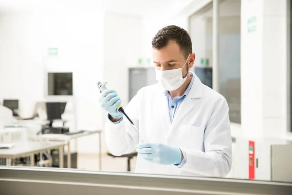 Chemist using a pipette at work — Stock Photo, Image