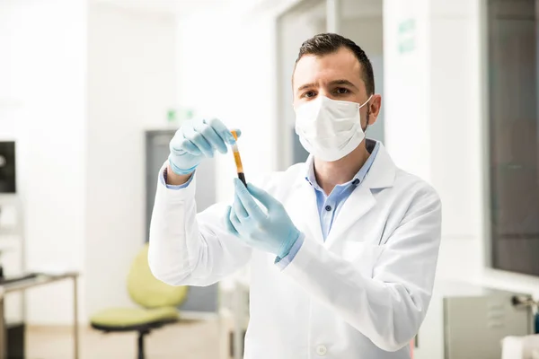 Químico hispano trabajando en un laboratorio — Foto de Stock