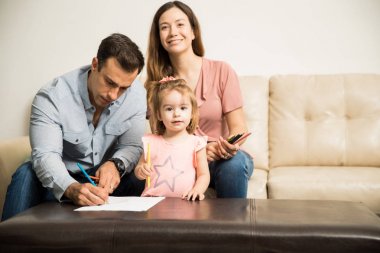 İspanyol Aile bazı Boyama yapıyor
