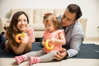 Ebeveynler çocukla vakit geçirir
