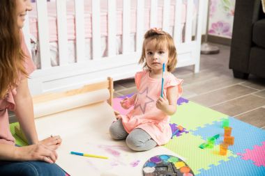 Çocuk yatak odası katta boyama