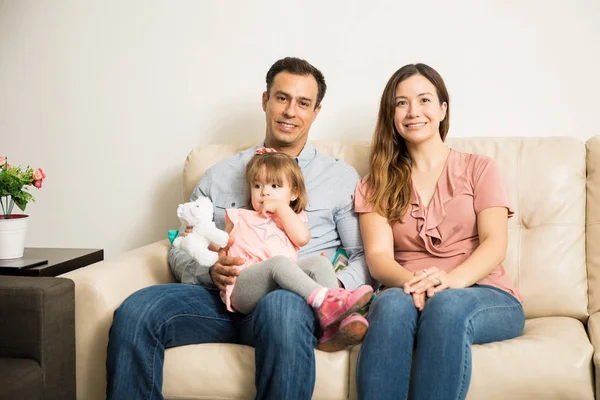 Familia hispana en salón —  Fotos de Stock