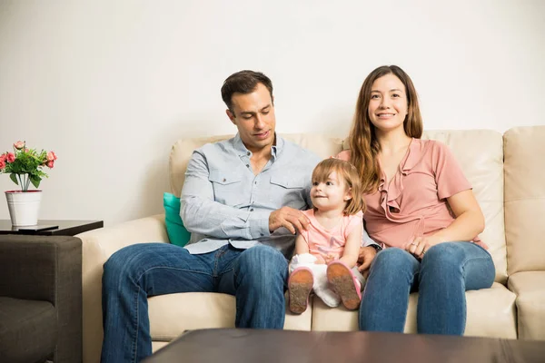 Hispánské rodiny v obývacím pokoji — Stock fotografie