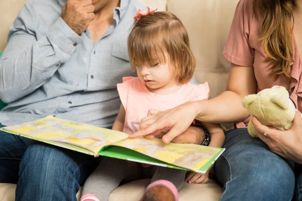 Latijnse familie lezing verhaal — Stockfoto