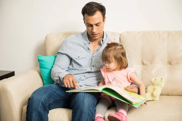 Menina livro de leitura com o pai — Fotografia de Stock