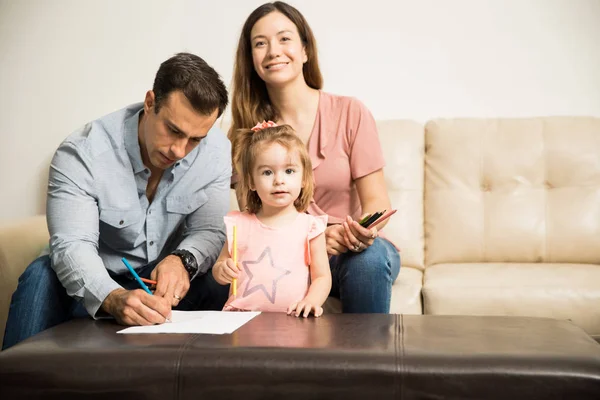 Spansktalande familj göra några färg — Stockfoto