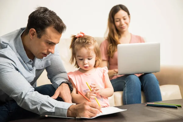 Tid för familjen i vardagsrummet — Stockfoto