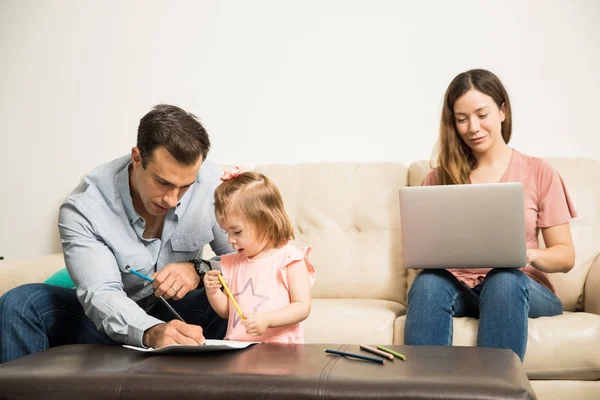 Tid för familjen i vardagsrummet — Stockfoto