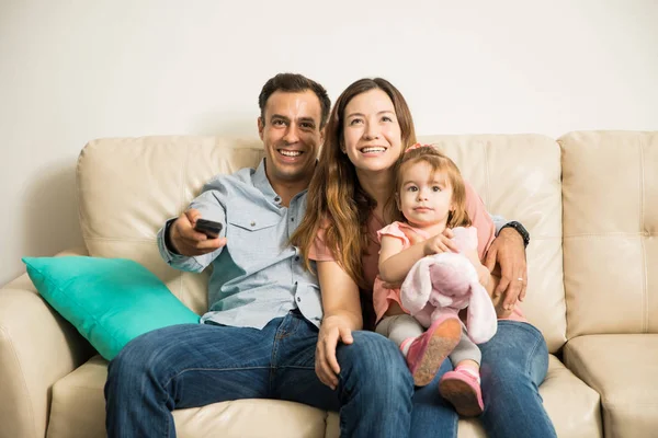 Familjen tittar på tv tillsammans — Stockfoto