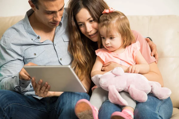 Peuter plezier met familie — Stockfoto