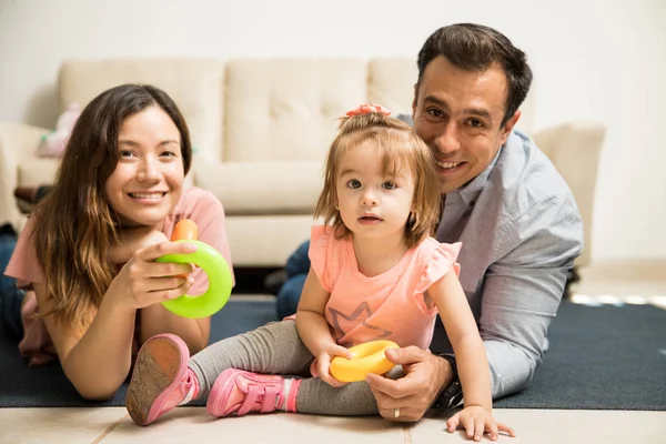 Ouders die tijd doorbrengen met een kind — Stockfoto