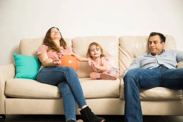 Padres jugando con su hijo —  Fotos de Stock