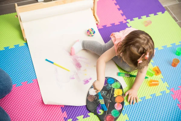 Dulce chica mostrando habilidades de pintura — Foto de Stock