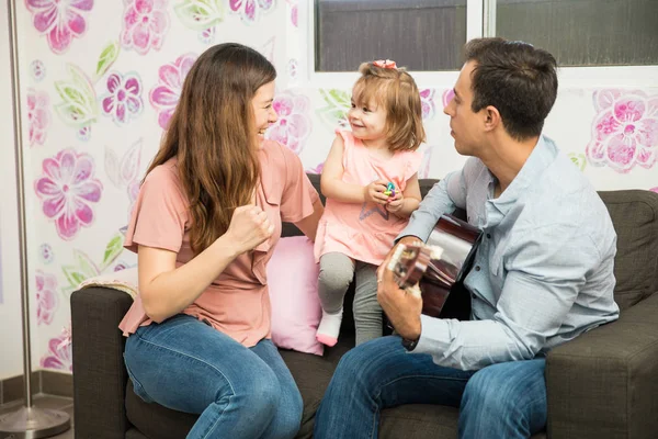 Familie singt, während Vater spielt — Stockfoto