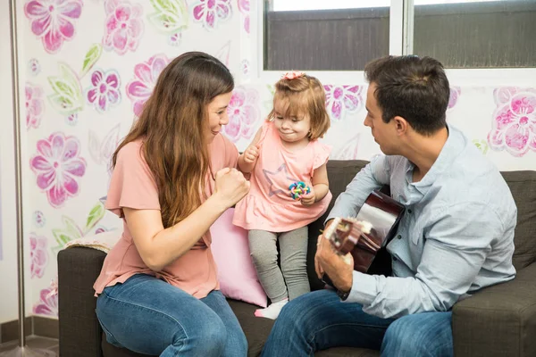 Rodinné pěvecké zatímco otec hraje — Stock fotografie