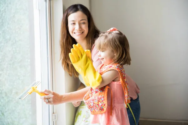 Mädchen beobachtet ihre Mutter beim Putzen — Stockfoto
