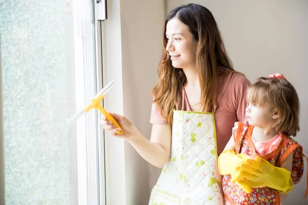 Mädchen beobachtet ihre Mutter beim Putzen — Stockfoto