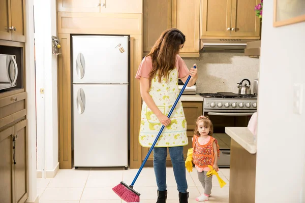 Famiglia che fa faccende domestiche — Foto Stock