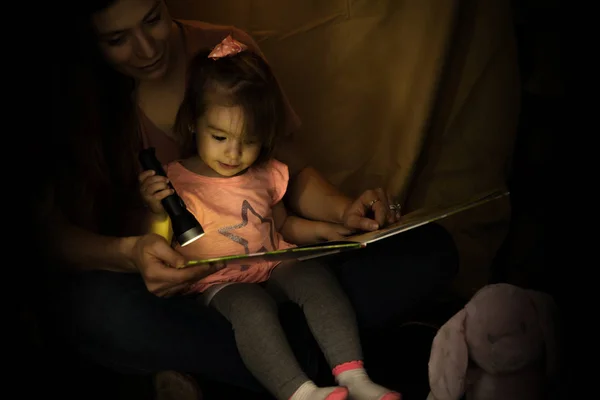 Madre leyendo historia dentro del fuerte — Foto de Stock