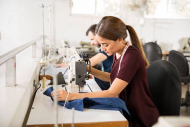 Bir tekstil fabrikasında üretim hattı