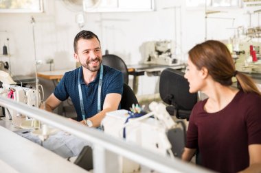 Konuşurken bir tekstil fabrikasında işçiler