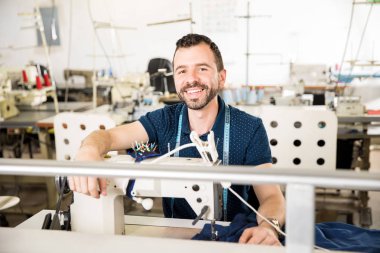 Erkek terzi işini zevk