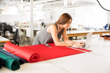 Moda Tasarımcısı bir fabrikada çalışıyor