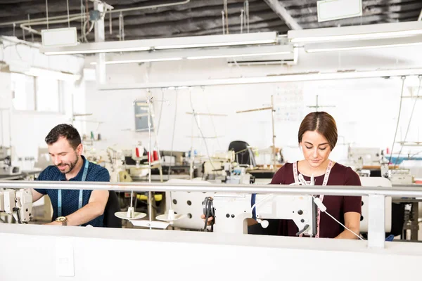 Deux tailleurs travaillant dans une usine — Photo