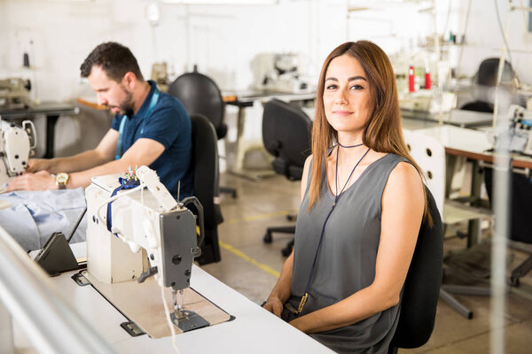 Симпатичная швея работает на заводе
