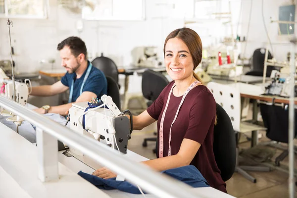 Hübsche Frau mit einer Nähmaschine — Stockfoto