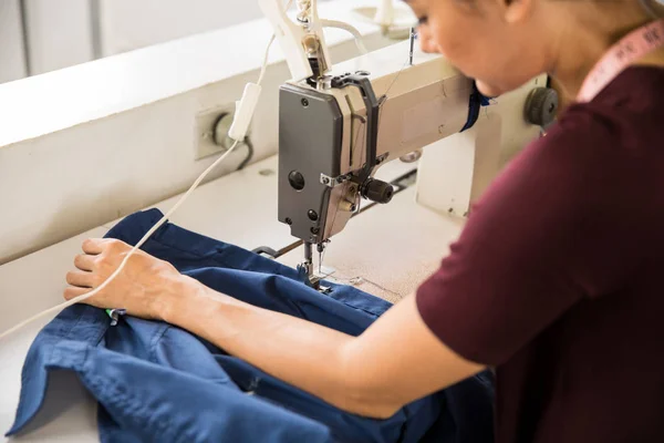 Tailleur féminin utilisant une machine à coudre — Photo