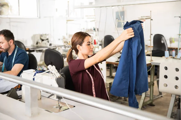 Femme tailleur révisant son propre travail — Photo