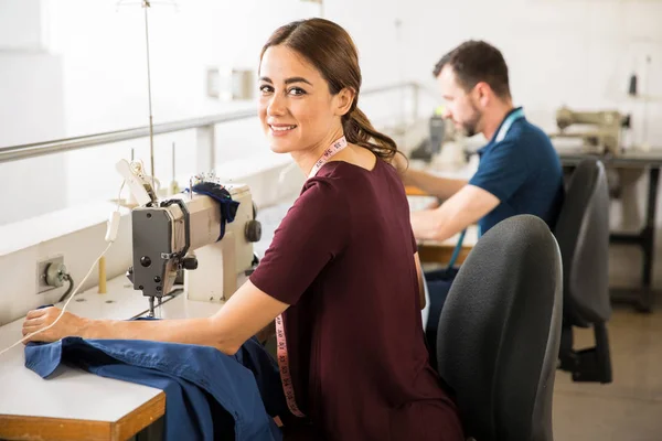 Costurera trabajando en fábrica textil — Foto de Stock